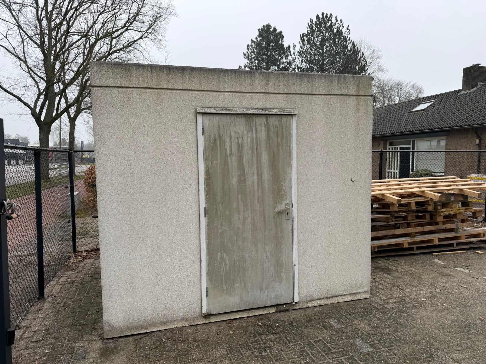 Betonnen container/ opslag unit/ technische ruimte, Ophalen