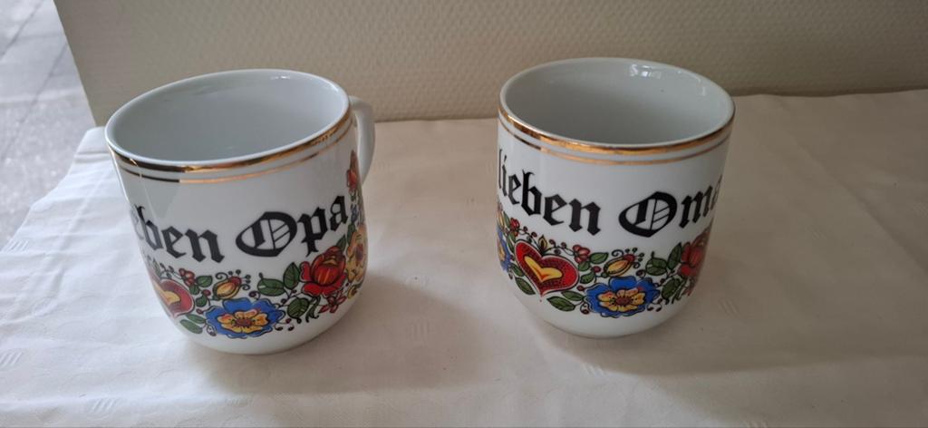 Twee bekers 'Lieben Opa/Oma' met bloemen en hartjes, Keramiek, Ophalen of Verzenden, Zo goed als nieuw, Overige stijlen