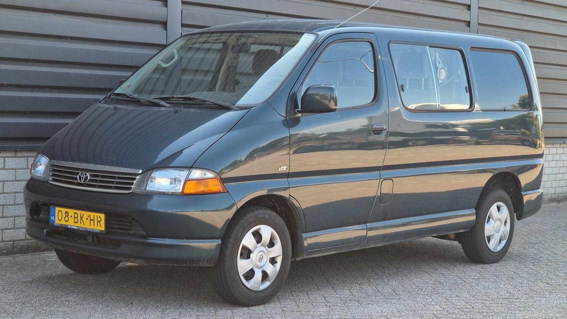 Toyota HiAce 2.5 D4-D 100 DC Emotion Executive , ijskoude Ai, Auto's, Automaat, Achterwielaandrijving, Gebruikt, 2000 kg