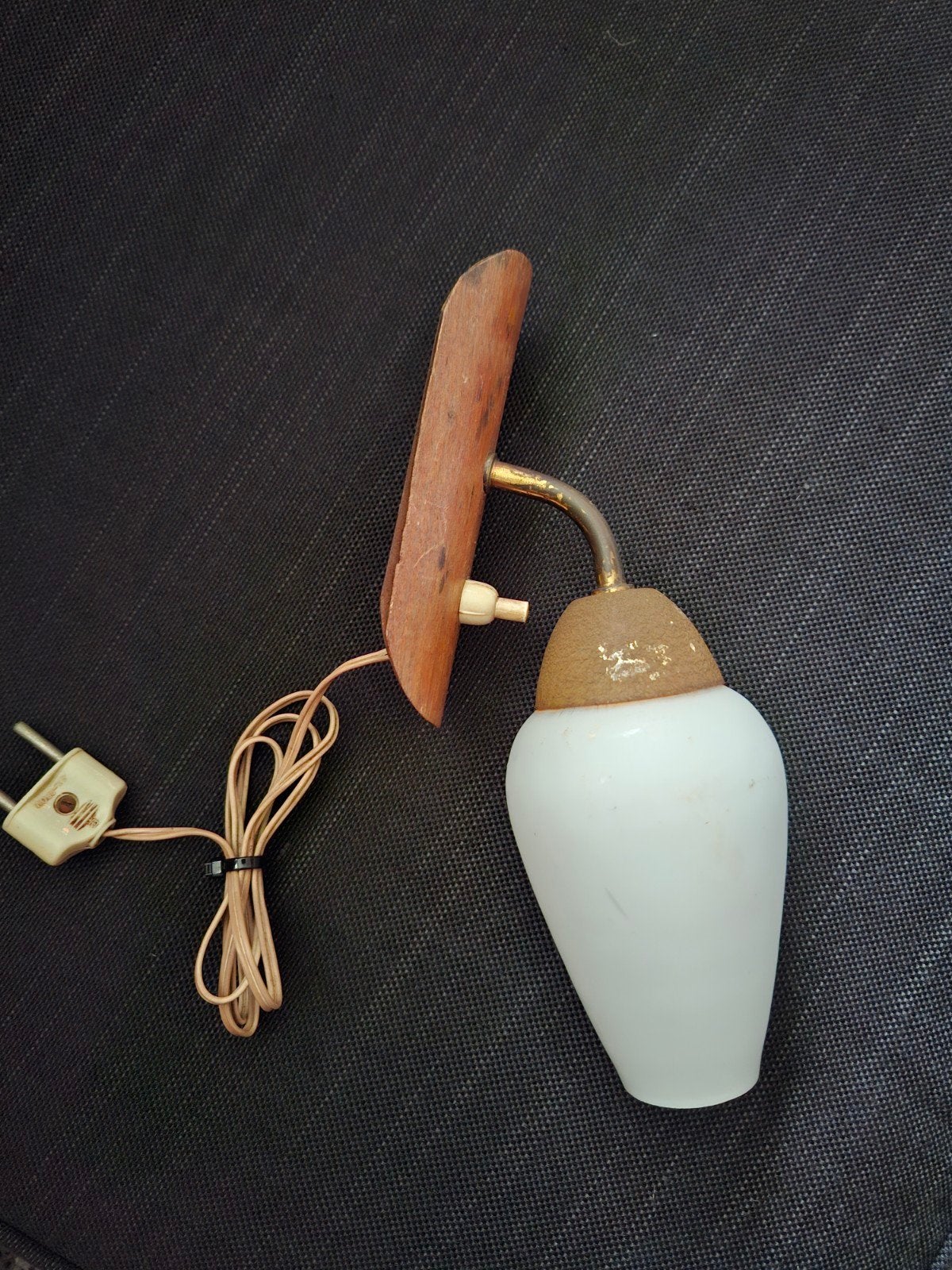 Vintage wandlamp met houten houder en opaline glas, Ophalen of Verzenden