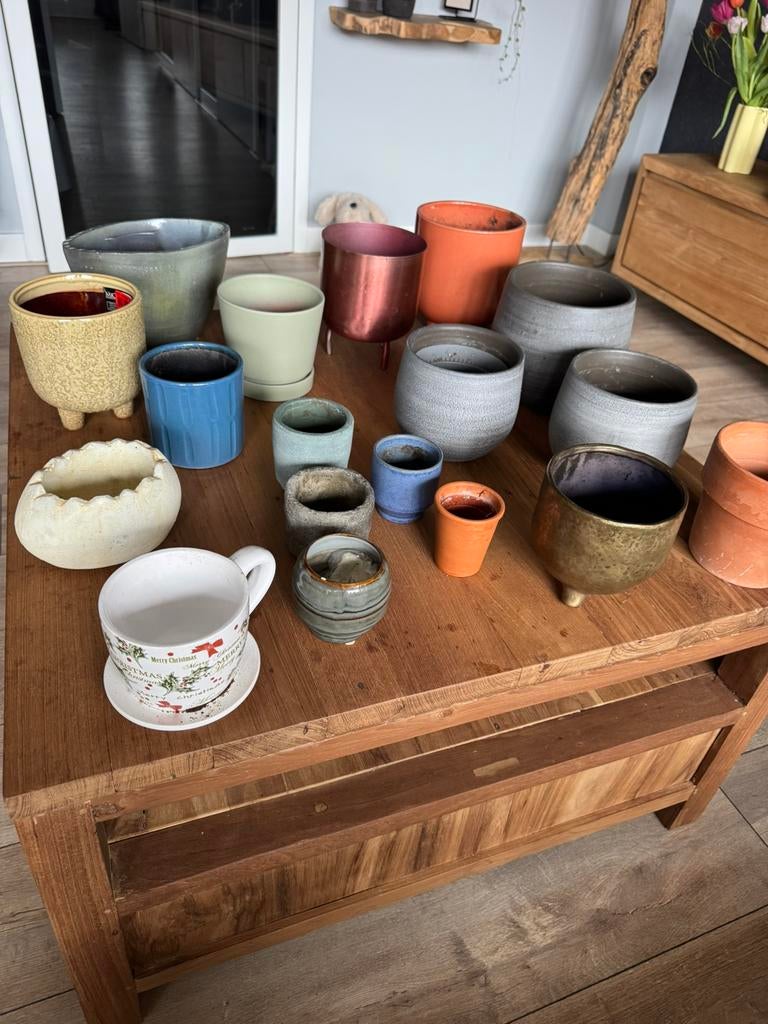 BLOEMPOTTEN EN TASSEN, Ophalen, Rond, Binnen, Zo goed als nieuw