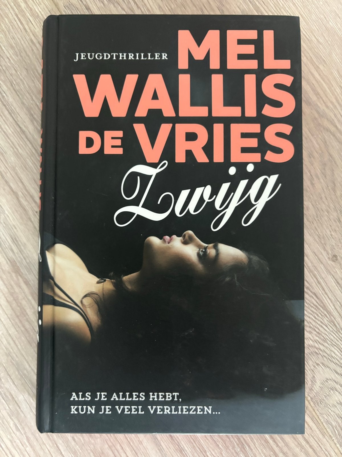 Mel Wallis de Vries - Zwijg (Jeugdthriller), Ophalen, Zo goed als nieuw, Nederland