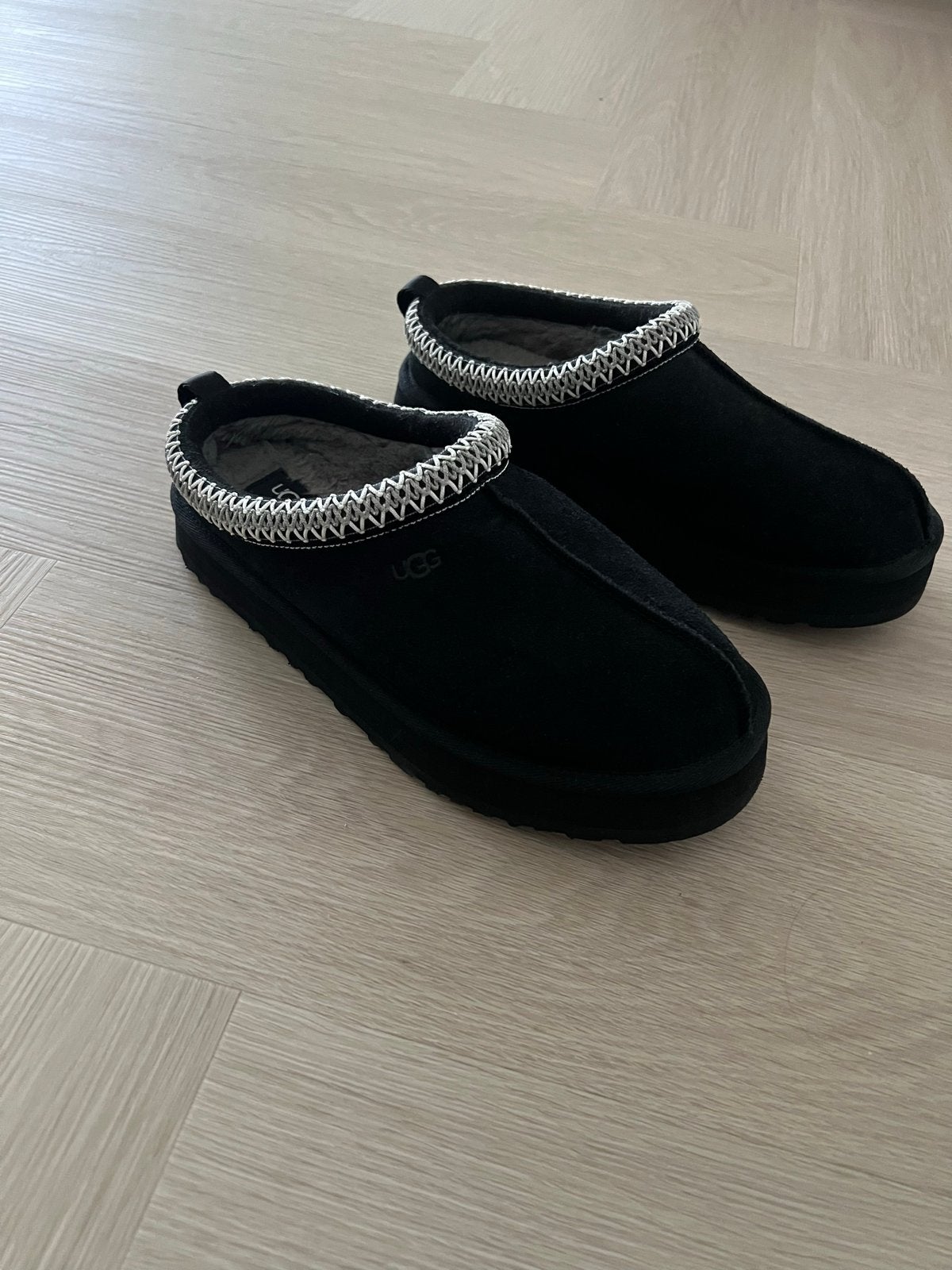 Ugg Tazz kids Zwart Maat 37, Ophalen of Verzenden, Zo goed als nieuw, Zwart, Pantoffels of Sloffen