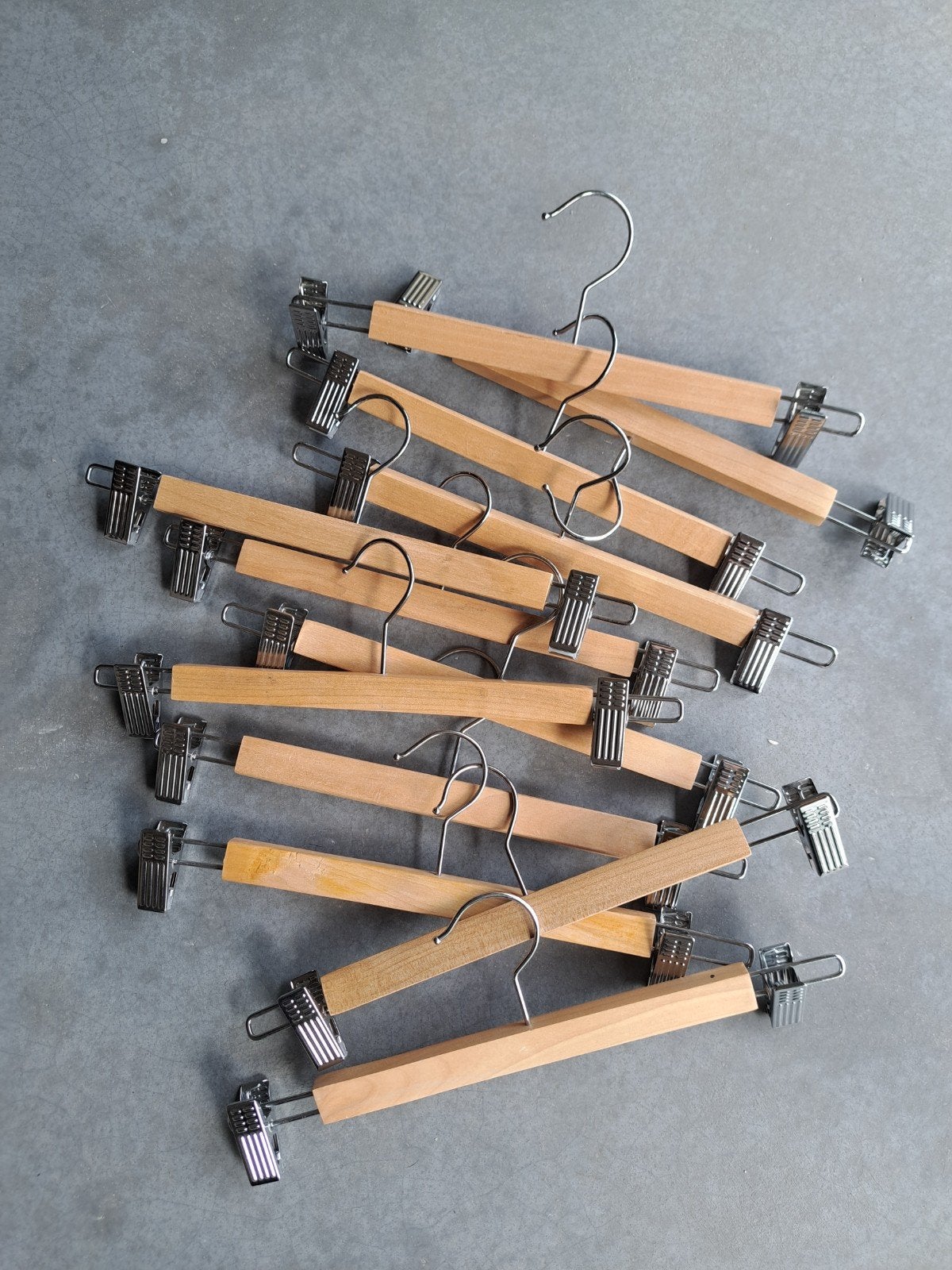 13 knijp kledinghangers, Ophalen of Verzenden, Zo goed als nieuw, Hout