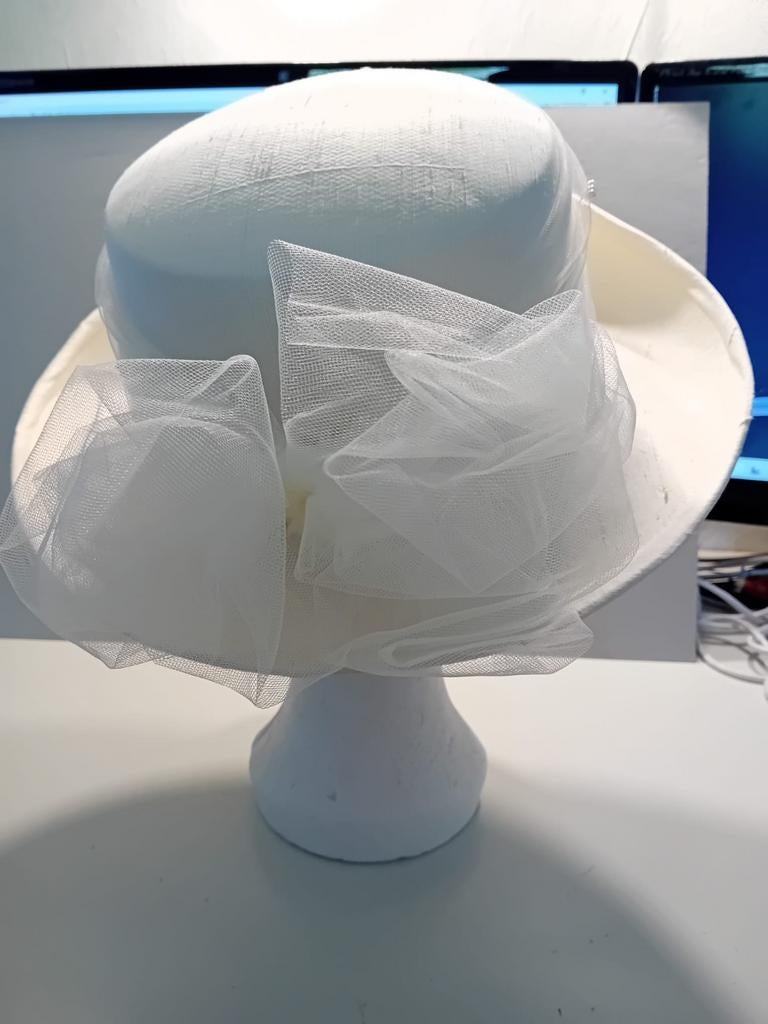 Elegante witte hoed met tule decoratie, Hoed, One size fits all, Ophalen of Verzenden, Onbekend
