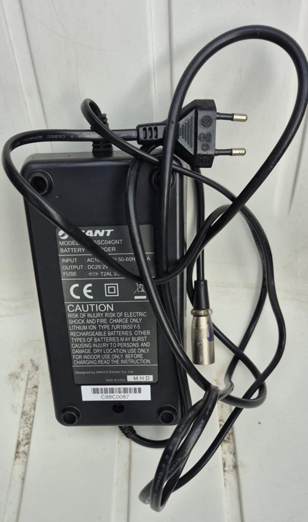 Giant e-bike acculader / batterijlader, Ophalen of Verzenden, Gebruikt