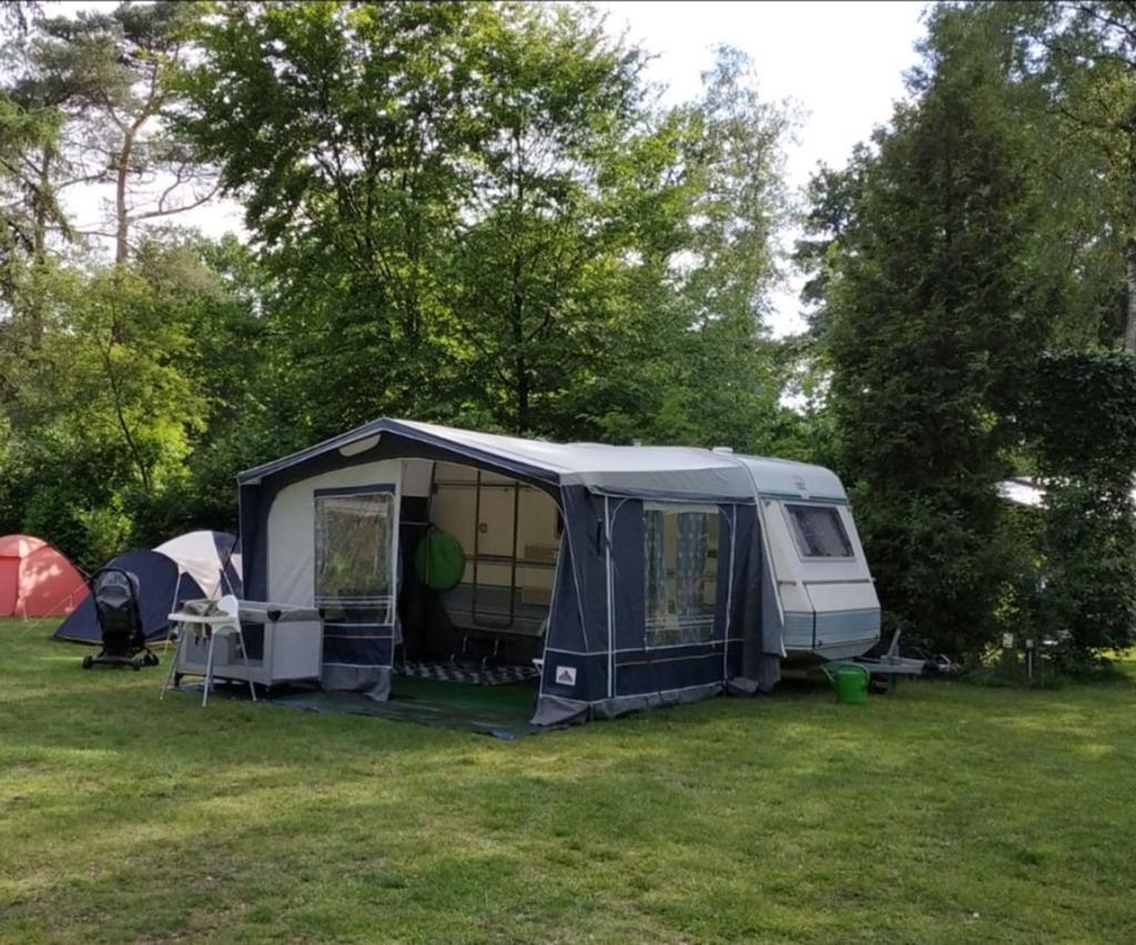 TEC caravan met voortent 1994, Vast bed, T.E.C., Treinzit, 750 - 1000 kg