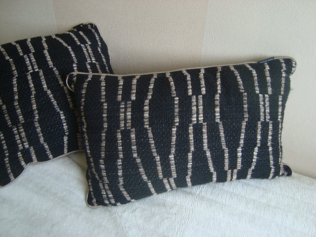 2 kussens merk DURAN 50 x 50 en 45 x 65 cm ,335,00 euro nwpr, Ophalen, Zo goed als nieuw, Overige vormen