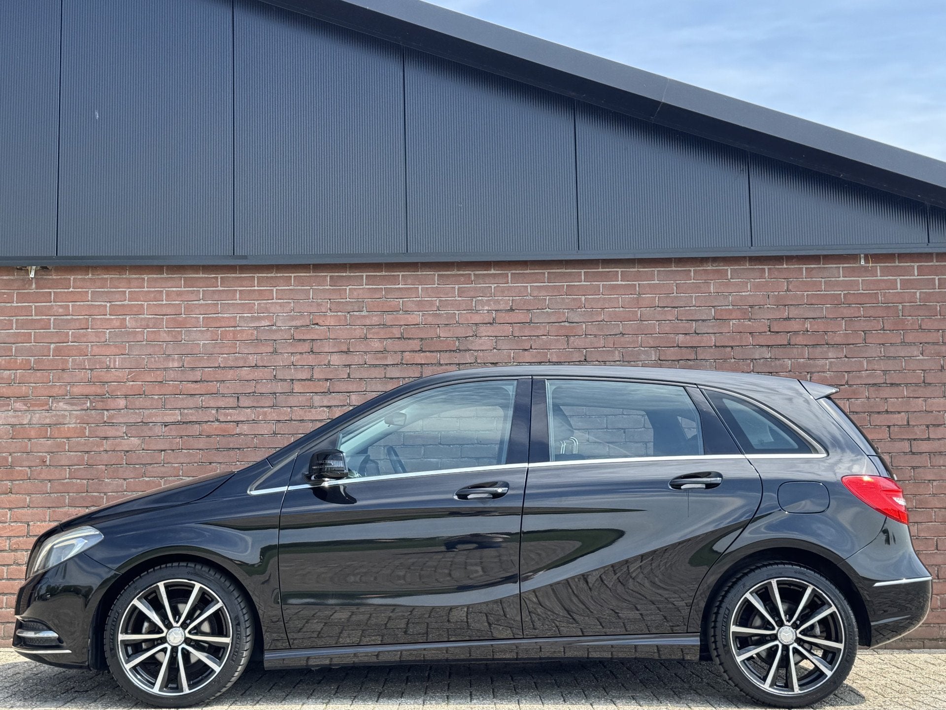 Mercedes-Benz B-Klasse 180 AMBITION | NL-AUTO! | LEDER!, Auto's, 1325 kg, Gebruikt, 4 cilinders, Automatische klimaatregeling