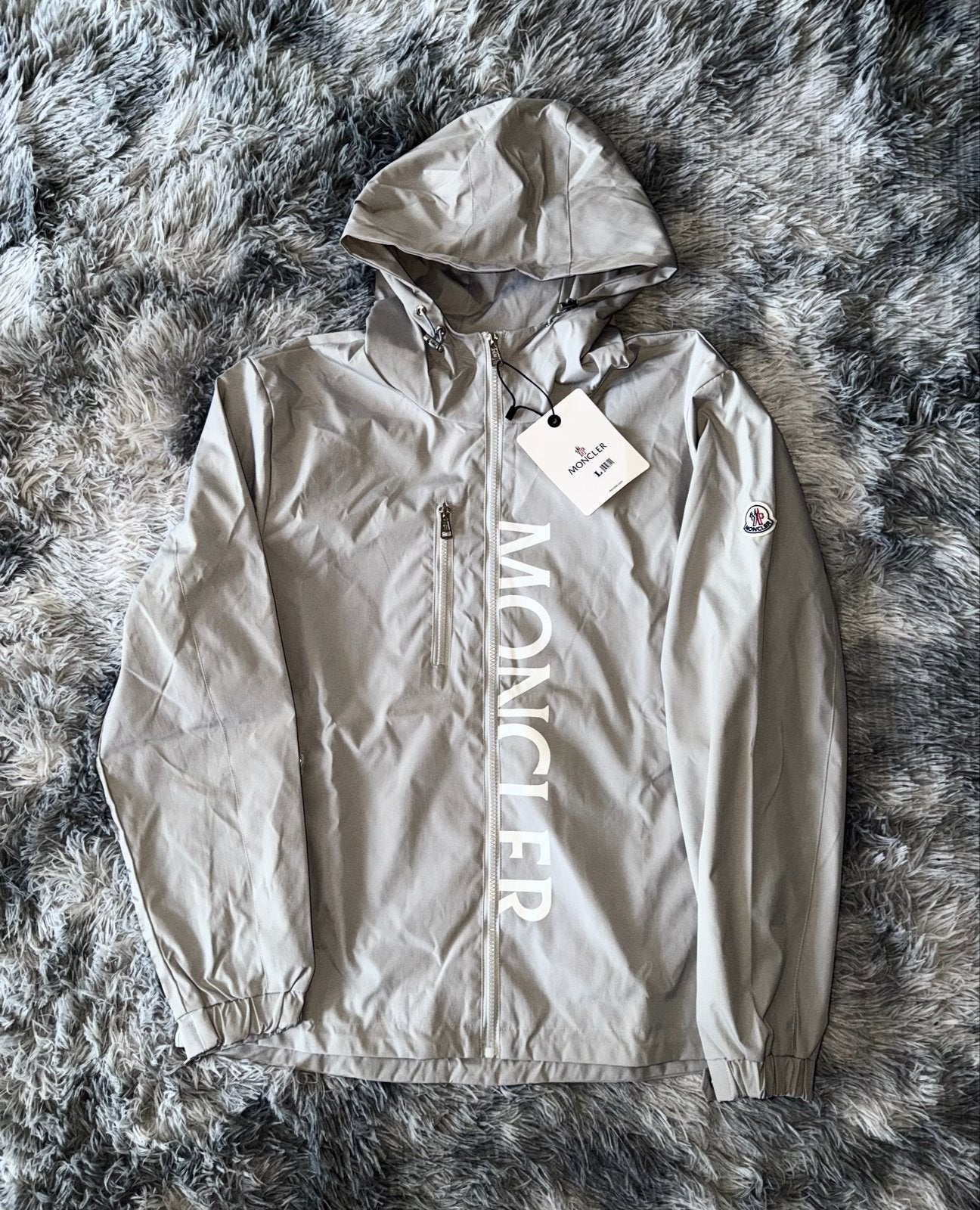 Grijze Moncler-jas met capuchon, Kleding | Heren, Jassen | Zomer, Ophalen of Verzenden, Nieuw, Maat 52/54 (L), Grijs