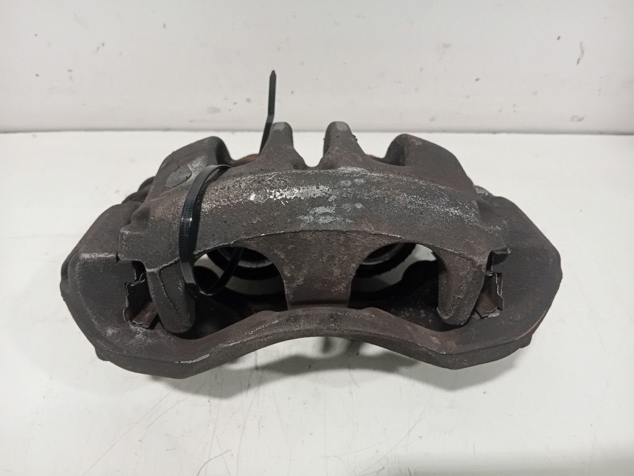 Remklauw rechts voor Mercedes-Benz eVito, Onderdelen@venauto.nl, Van der Ven Autorecycling B.V., Gebruikt, Ettenseweg 76, 4706 PB Roosendaal, The Netherlands