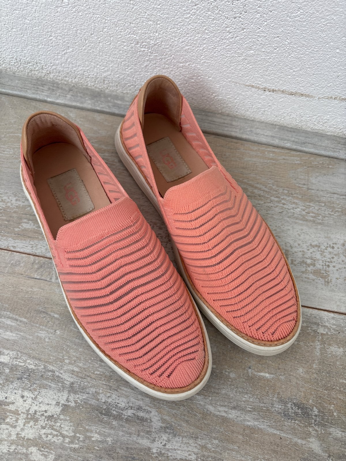 Ugg instappers roze maat 38 vallen klein, Ophalen of Verzenden, Gedragen, Overige kleuren, Instappers