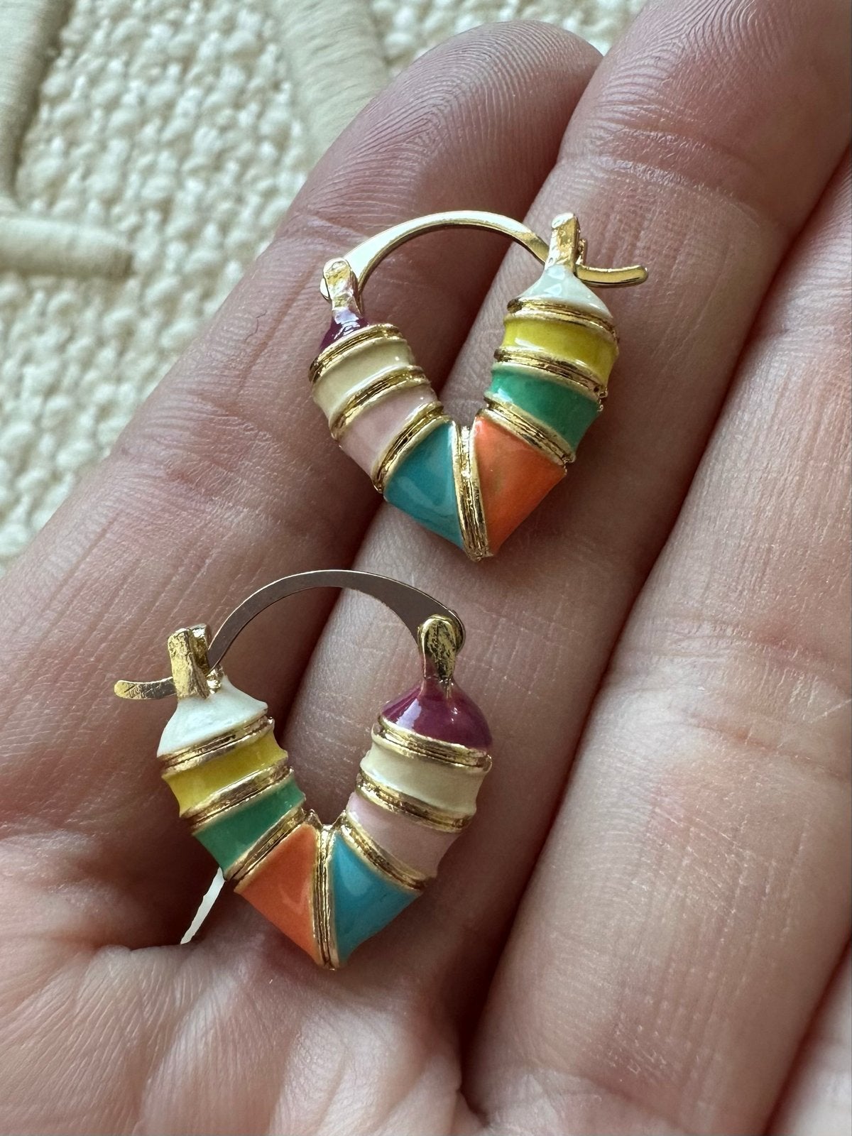 Anna + Nina oorbellen - Kleurrijke hartjes, Sieraden, Tassen en Uiterlijk, Overige materialen, Hangers, Overige kleuren, Verzenden