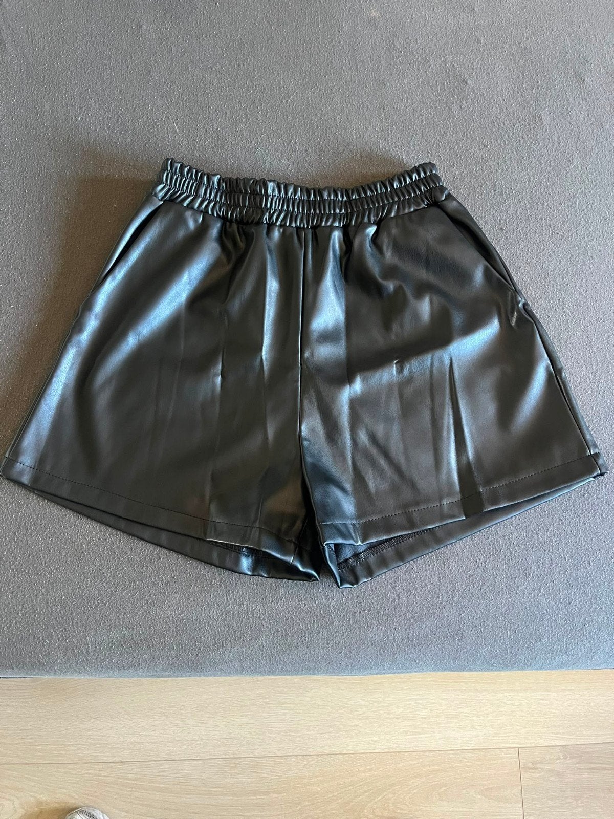 Zwarte leren short maat S, Kleding | Dames, Broeken en Pantalons, Ophalen of Verzenden, Maat 36 (S), Zwart, Kort