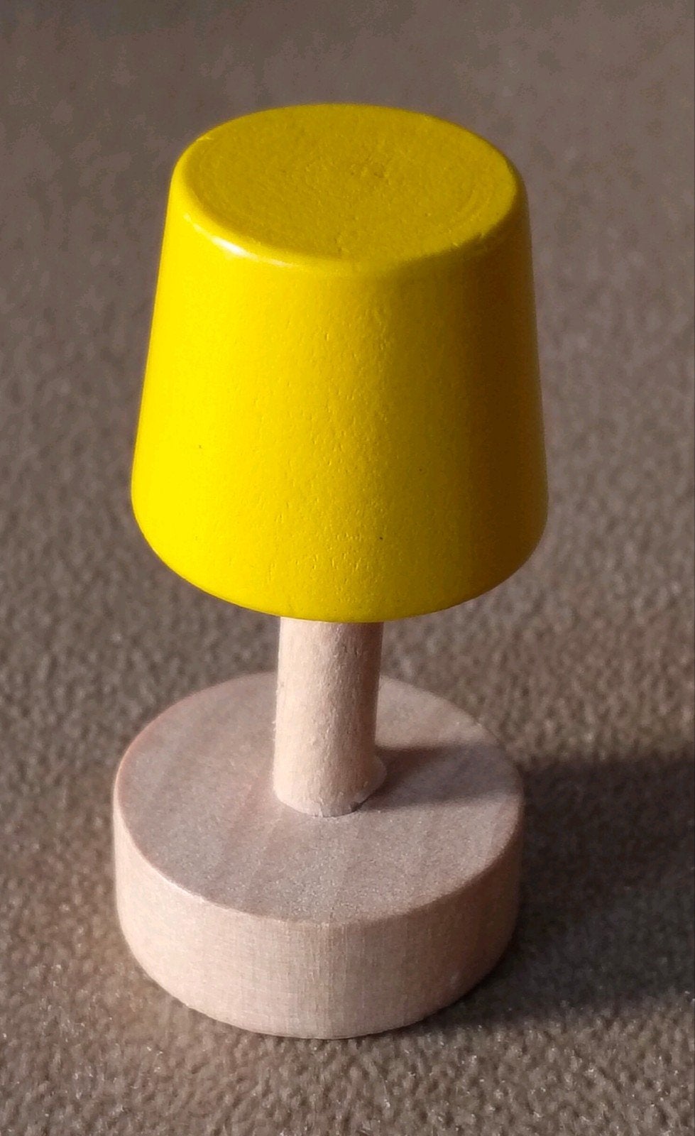 Geel houten speelgoed lampje - miniatuur schemerlamp, Verzenden, Nieuw, Toebehoren