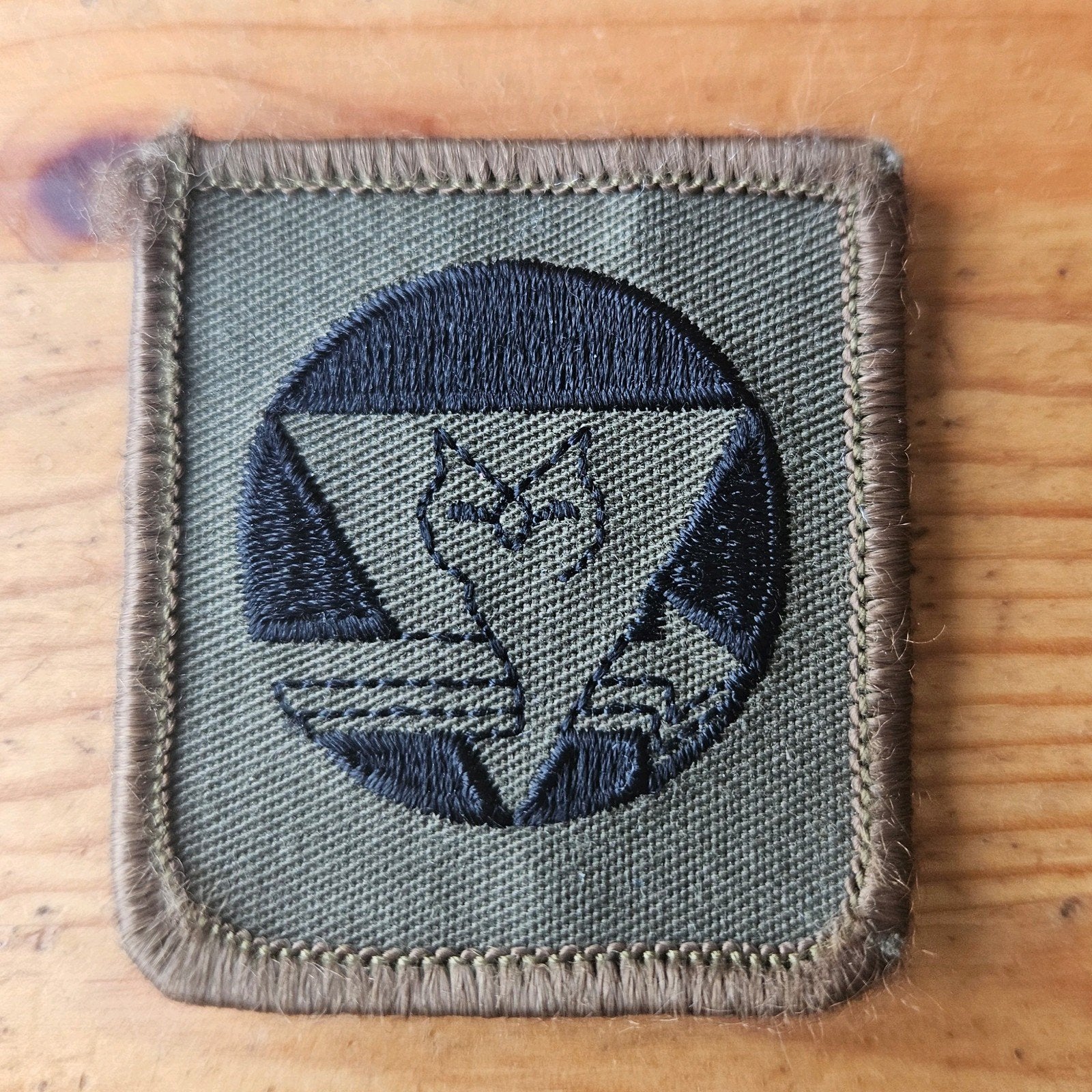 Borstembleem Opleiding-en Trainingcentrum Logistiek, Verzamelen, Militaria | Algemeen, Ophalen of Verzenden, Landmacht, Nederland