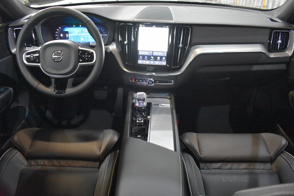Volvo XC60 T8 455PK AWD Ultra Black Edition | Luchtvering |, Automaat, Gebruikt, 4 cilinders, 24 maanden