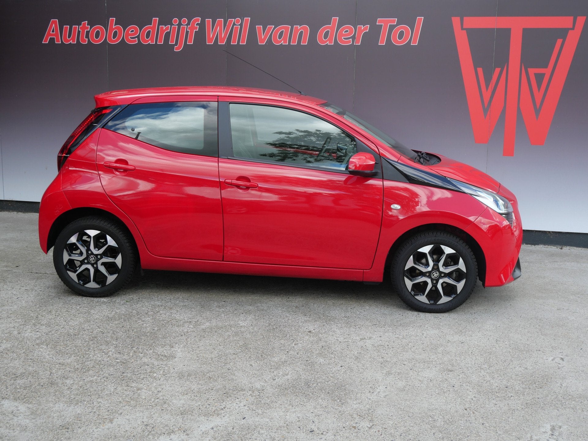 Toyota Aygo 1.0 VVT-i X-PLAY | CAMERA | CARPLAY | NAVIGATIE, Auto's, Stof, Gebruikt, 4 stoelen, Handgeschakeld
