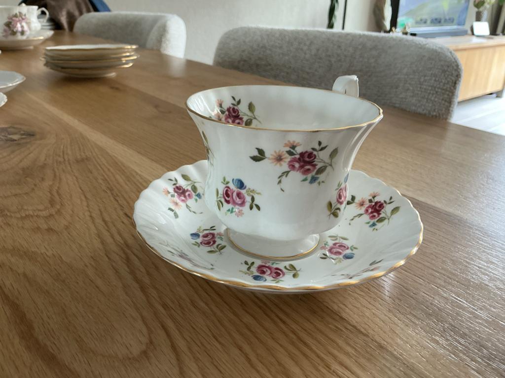 Richmond Bone China theekop en schotel - bloemmotief, Ophalen of Verzenden