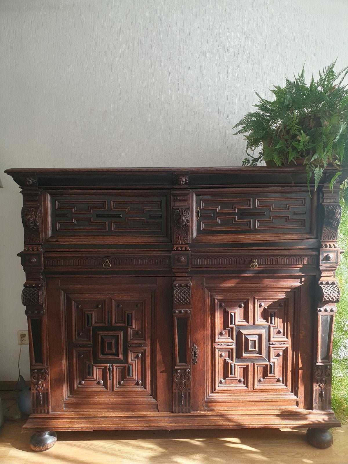 Antiek dressoir met houtsnijwerk, Antiek en Kunst, Ophalen