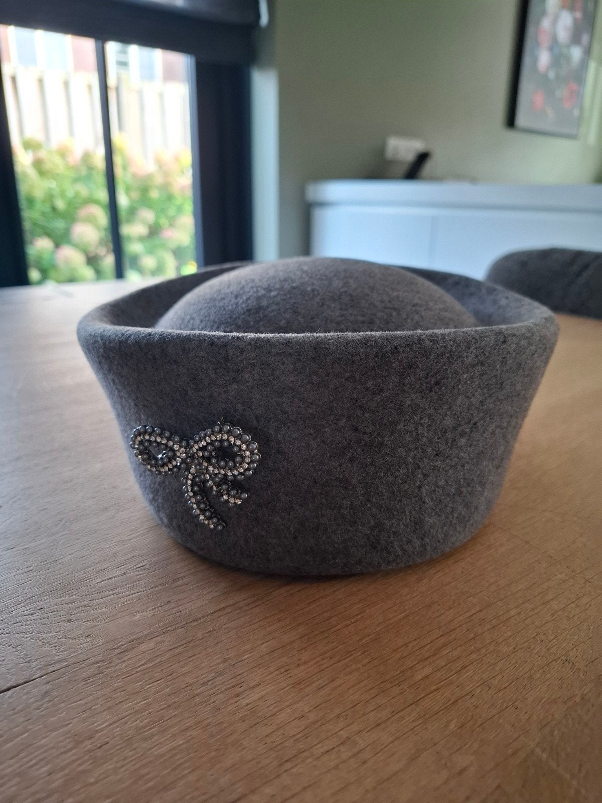 Grijze dophoed met strikdetail, Hoed, One size fits all, Ophalen of Verzenden, Onbekend