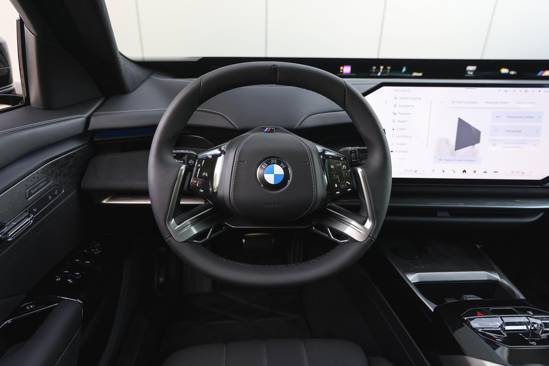BMW i7 50 xDrive M Sport / Panoramadak Sky Lounge / Trekhaak, Auto's, Automaat, Dealer onderhouden, Zwart, 2670 kg