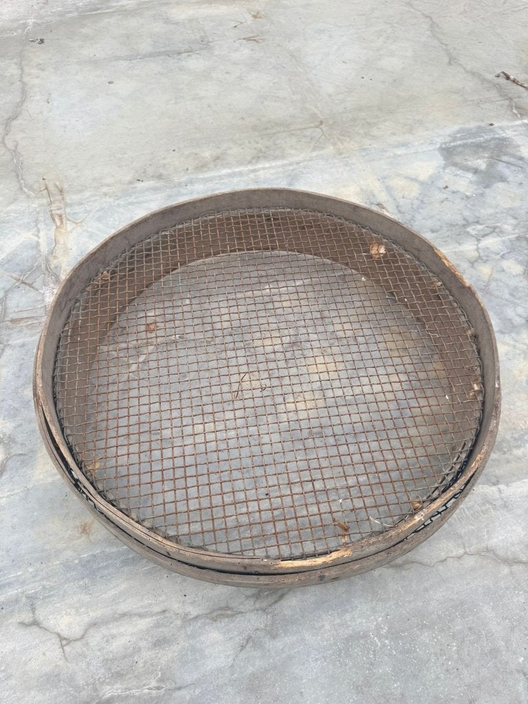 Oude zeef met houten rand, Ophalen