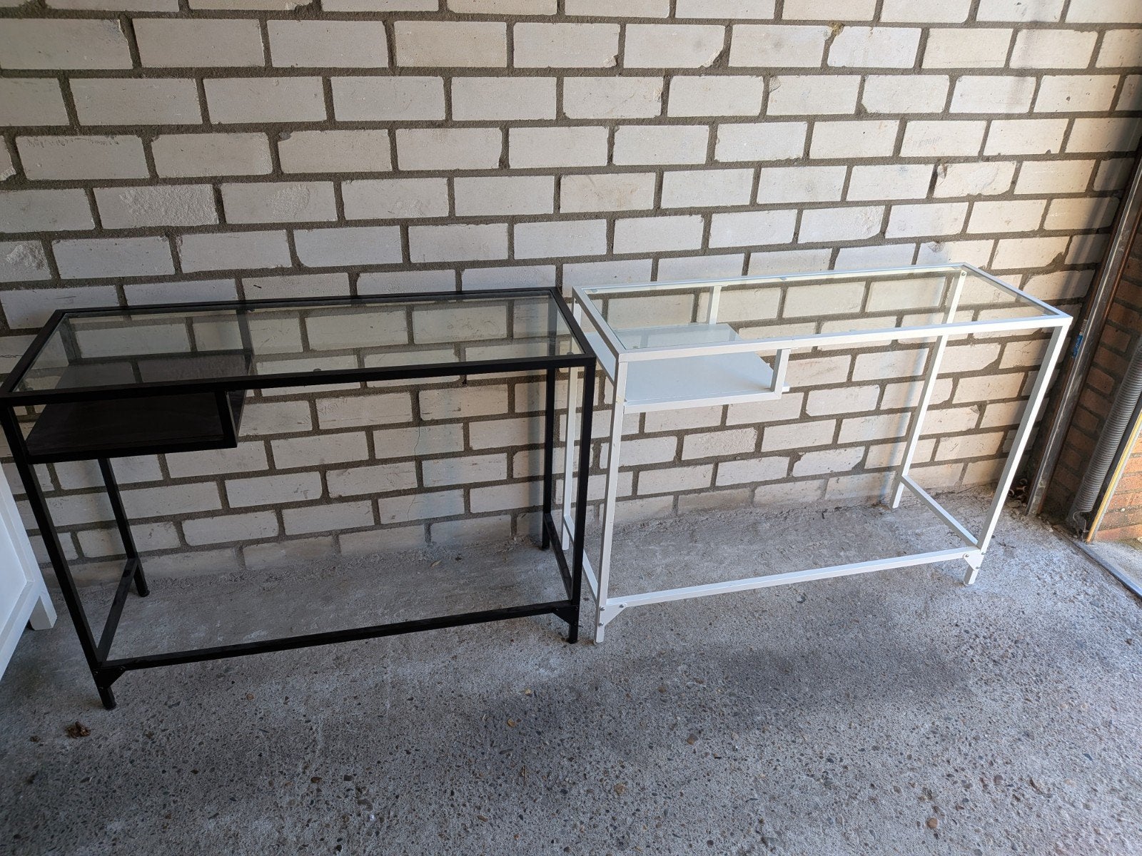 Wit of zwart metalen sidetable met glazen plaat
Kan ook gebr, Ophalen, Zo goed als nieuw