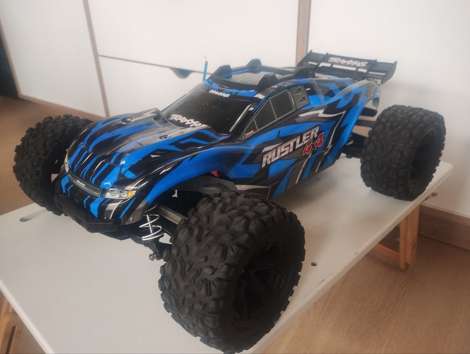 Traxxas Rustler 4x4 TITAN Brushed RC auto - Zeer goede staat, Elektro, Auto offroad, Ophalen of Verzenden, Zo goed als nieuw