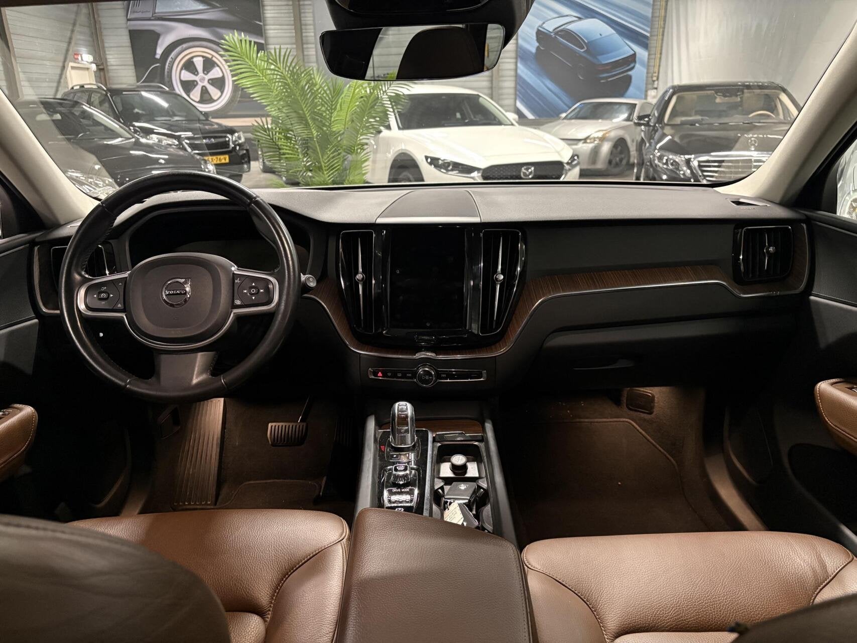 Volvo XC60 2.0 T8 Twin Engine AWD|HUD|Luchtvering|Leder|Pano, Automaat, Gebruikt, Euro 6, 1969 cc