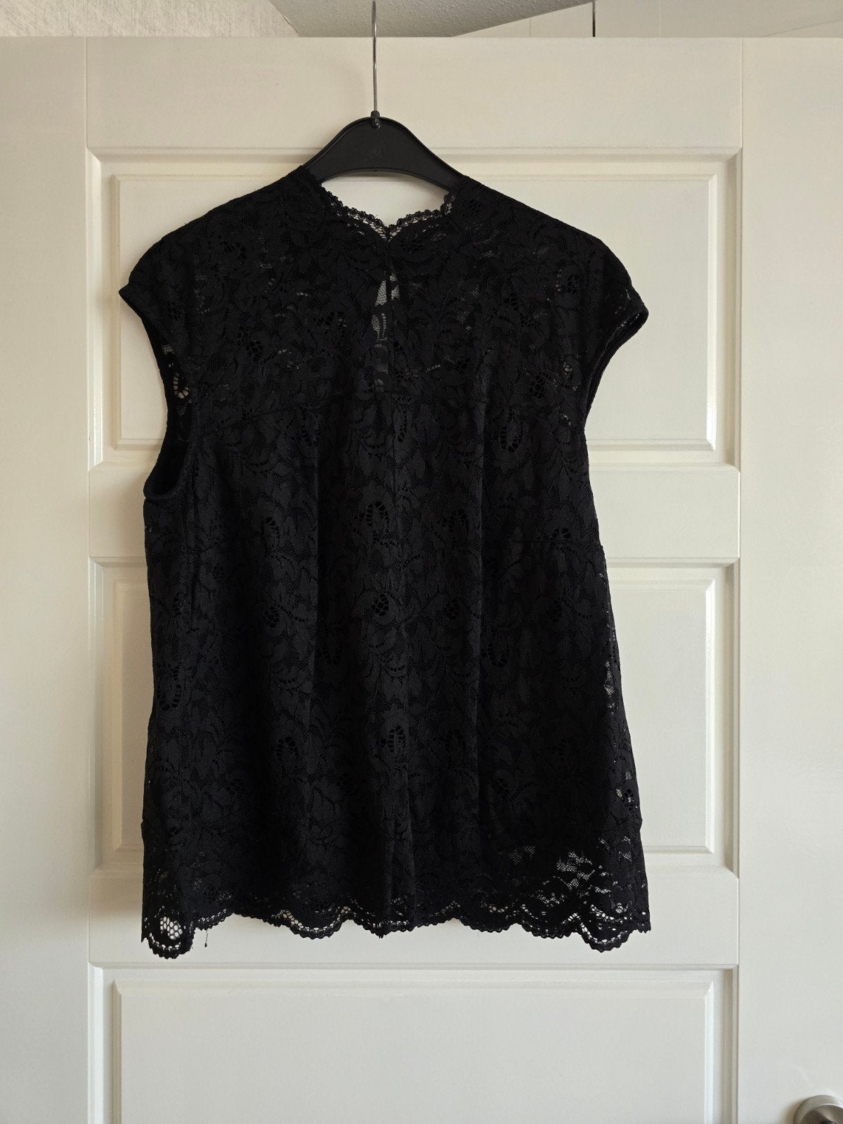 Te koop zwarte kanten damestop, maat 40, merk Comma., Maat 38/40 (M), Zwart, Zo goed als nieuw, Korte mouw