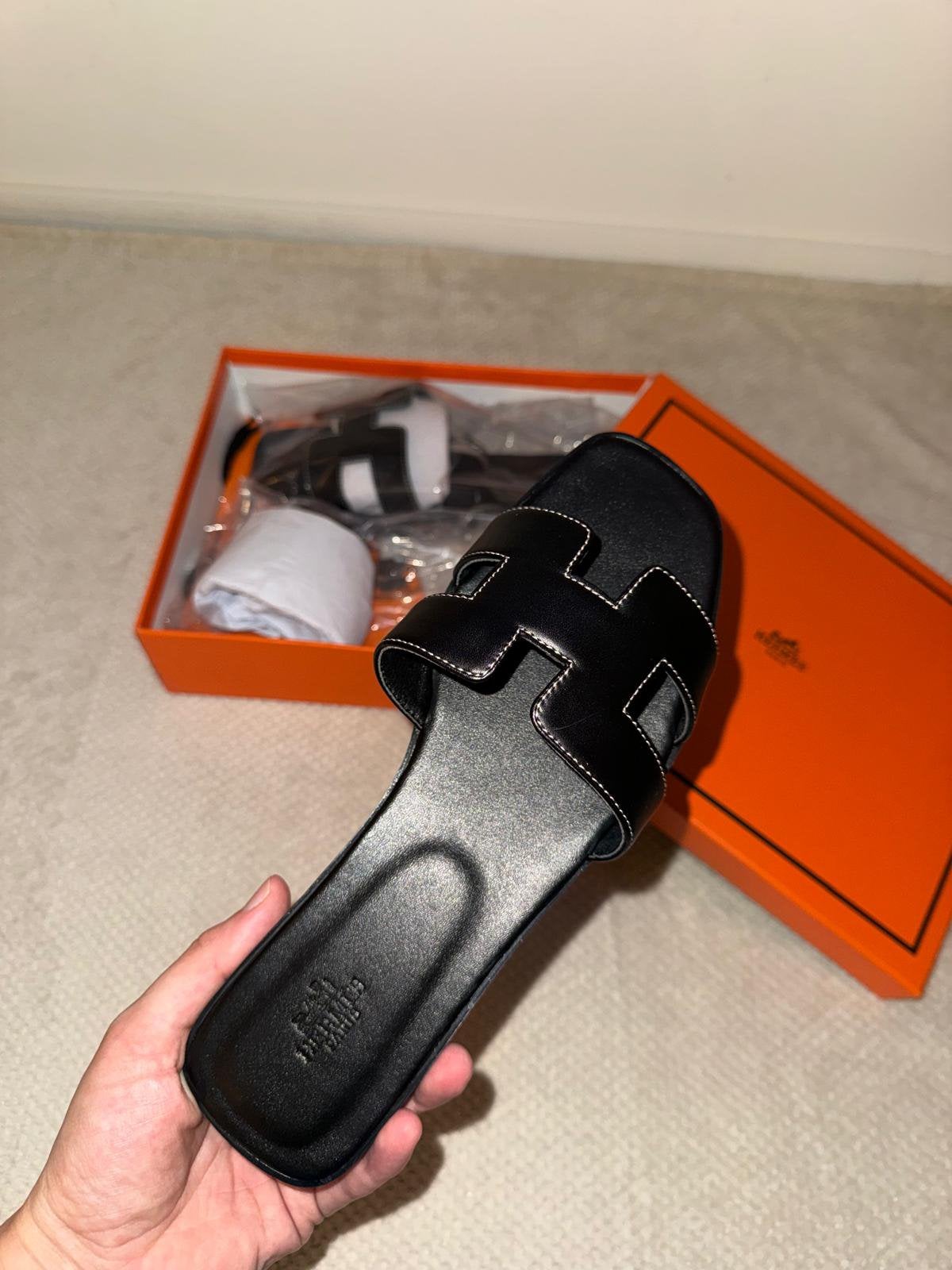 Hermès Oran Sandalen Dames – Zwart/Wit/Bruin 36 tm 40, Kleding | Dames, Schoenen, Ophalen of Verzenden, Zo goed als nieuw, Zwart