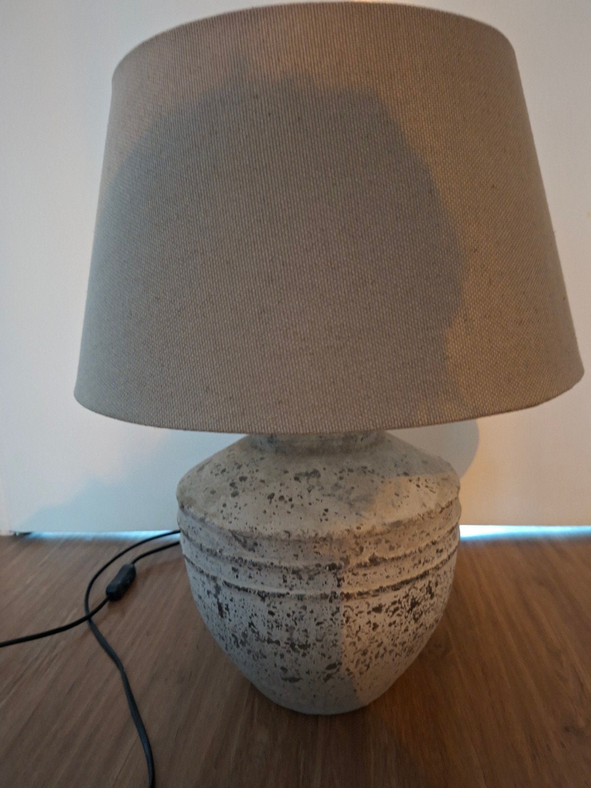 Riviera Maison tafellamp met stenen voet en beige kap, Huis en Inrichting, Beige, Ophalen, Riviera Maison