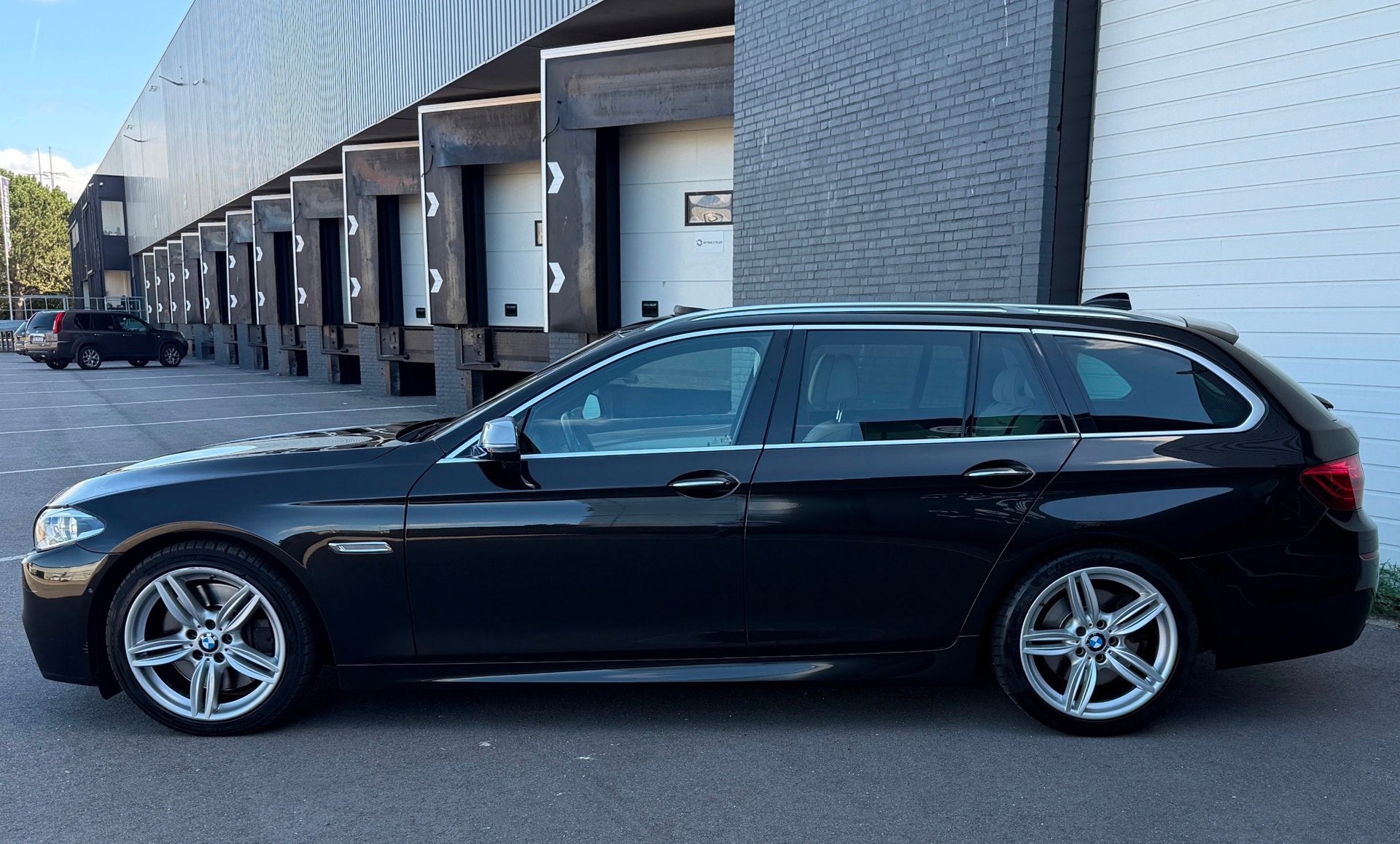 BMW 5-serie Touring M550xd INDIVIDUAL/PANO/LEDER/360/ALCANTA, Auto's, Automaat, Lichtsensor, Gebruikt, Euro 6