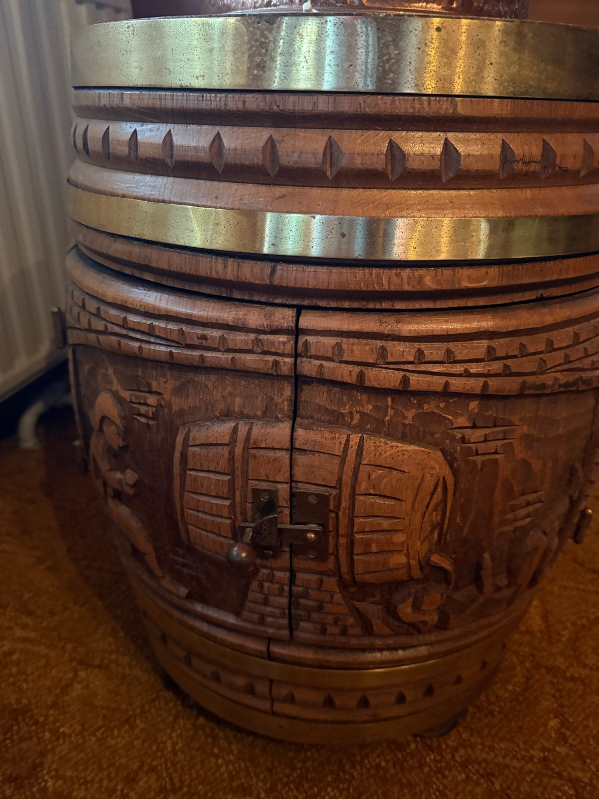Antieke houten drankkast in de vorm van een vat, Ophalen