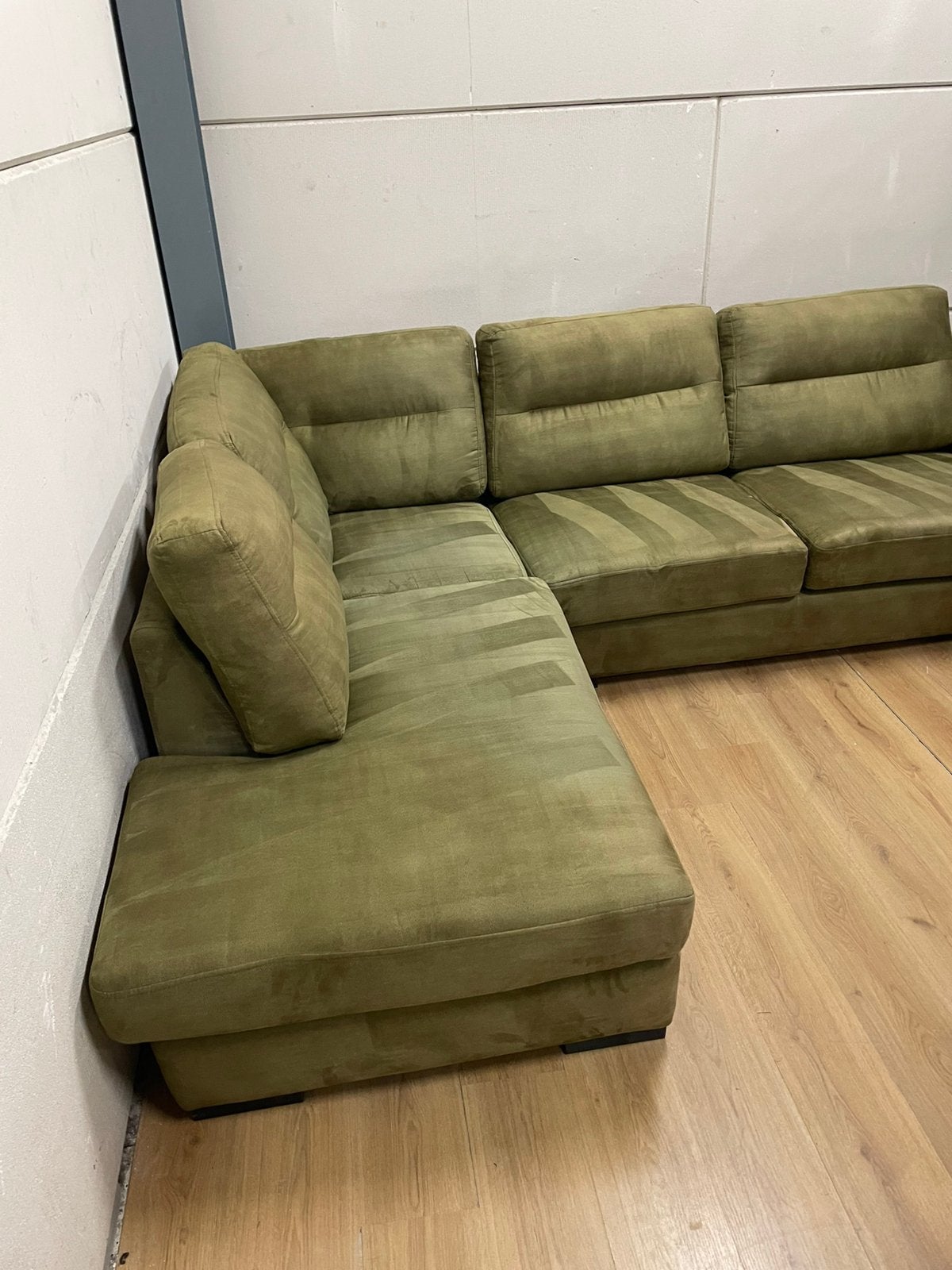 Mooie luxe suede olijf groene hoekbank - GEREINIGD!!!, Ophalen, 250 tot 300 cm, Luxe, Hoekbank