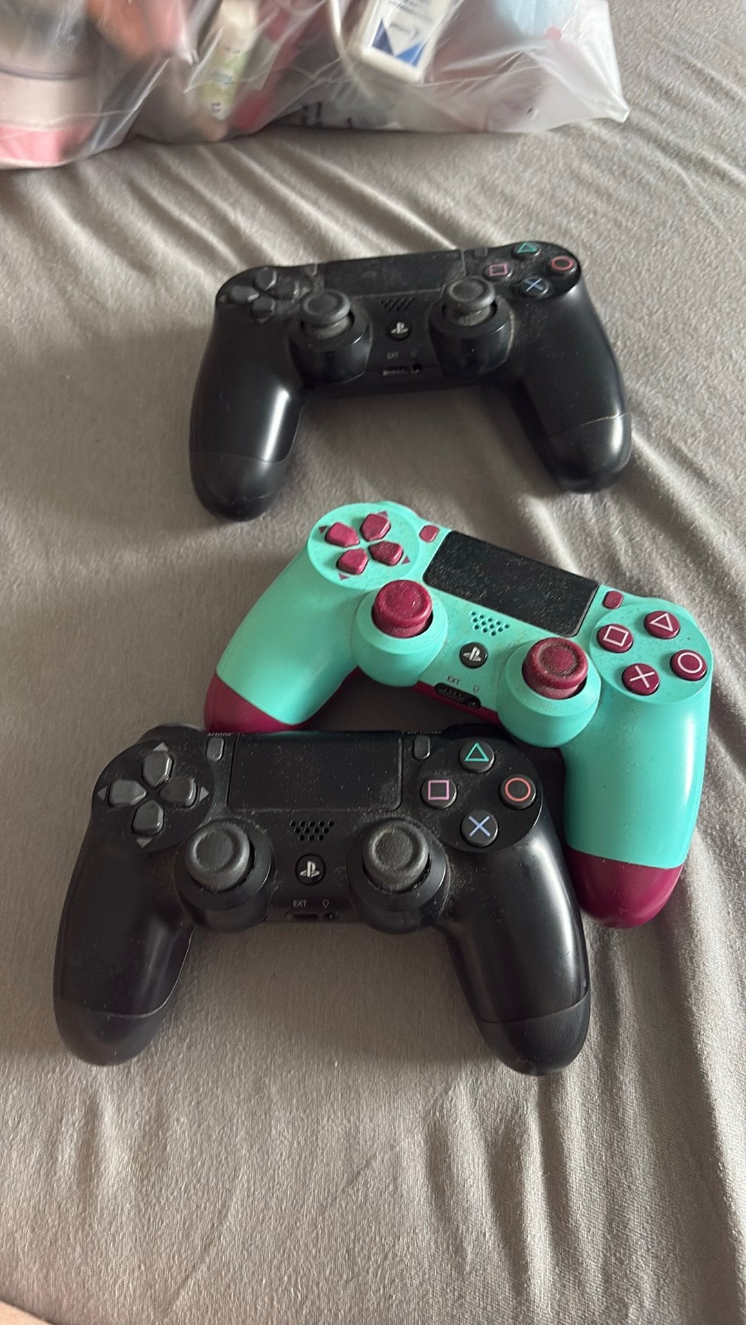 Playstation 4 plus 3 controlers