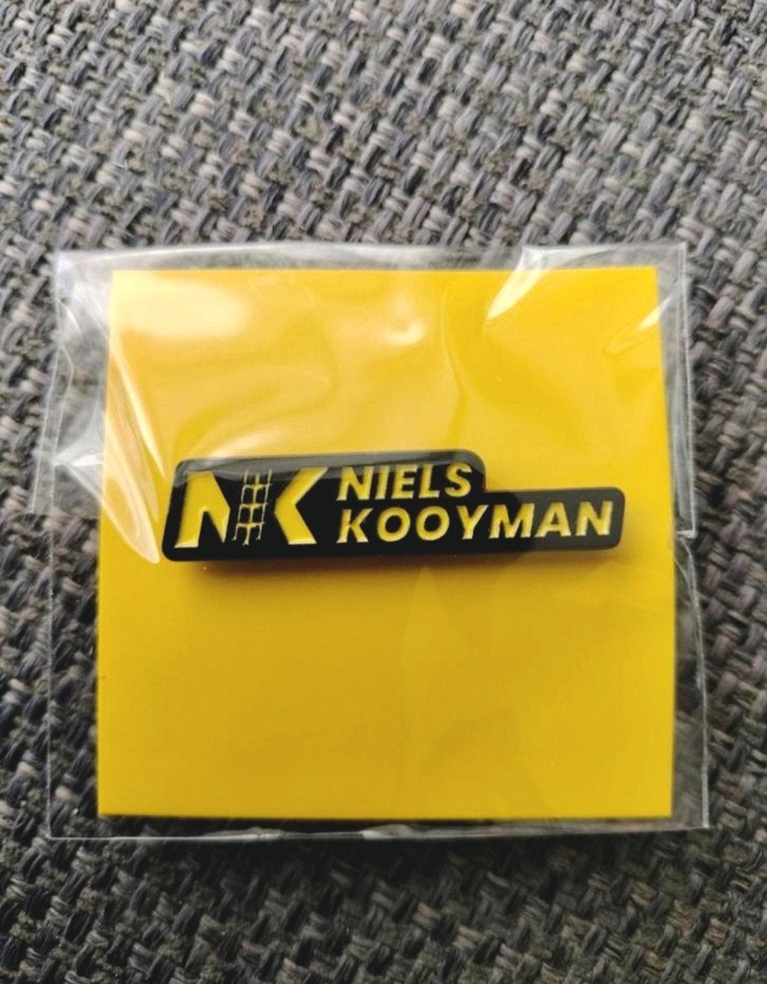 Efteling fan pin: Niels Kooyman embleem 2025, Verzamelen, Verzenden, Nieuw, Button of Speldje
