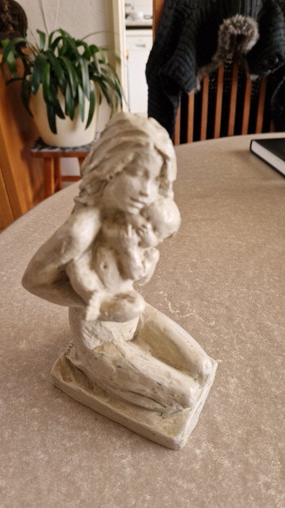 oud kunstbeeldje moeder met kind, Verzamelen, Beelden en Beeldjes, Ophalen of Verzenden, Gebruikt, Mens