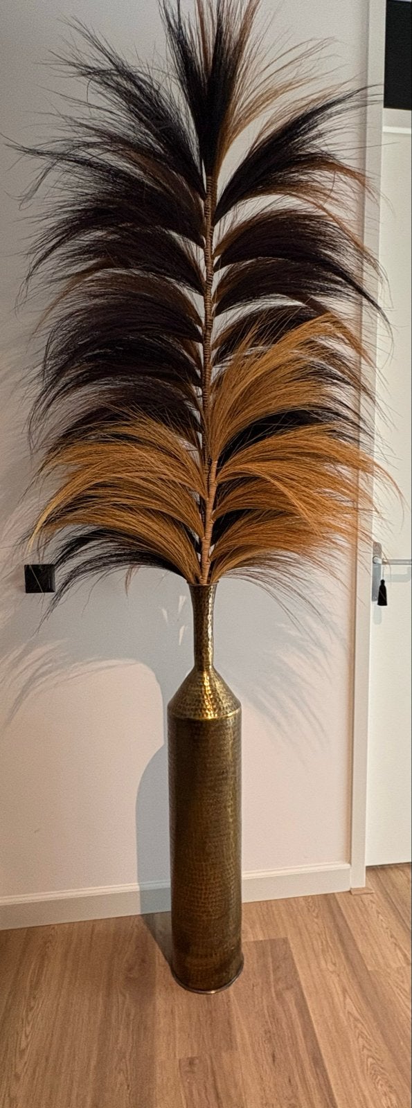 Grote gouden vaas met decoratieve pluimen, Ophalen, Inclusief decoratie, Zo goed als nieuw, Metaal