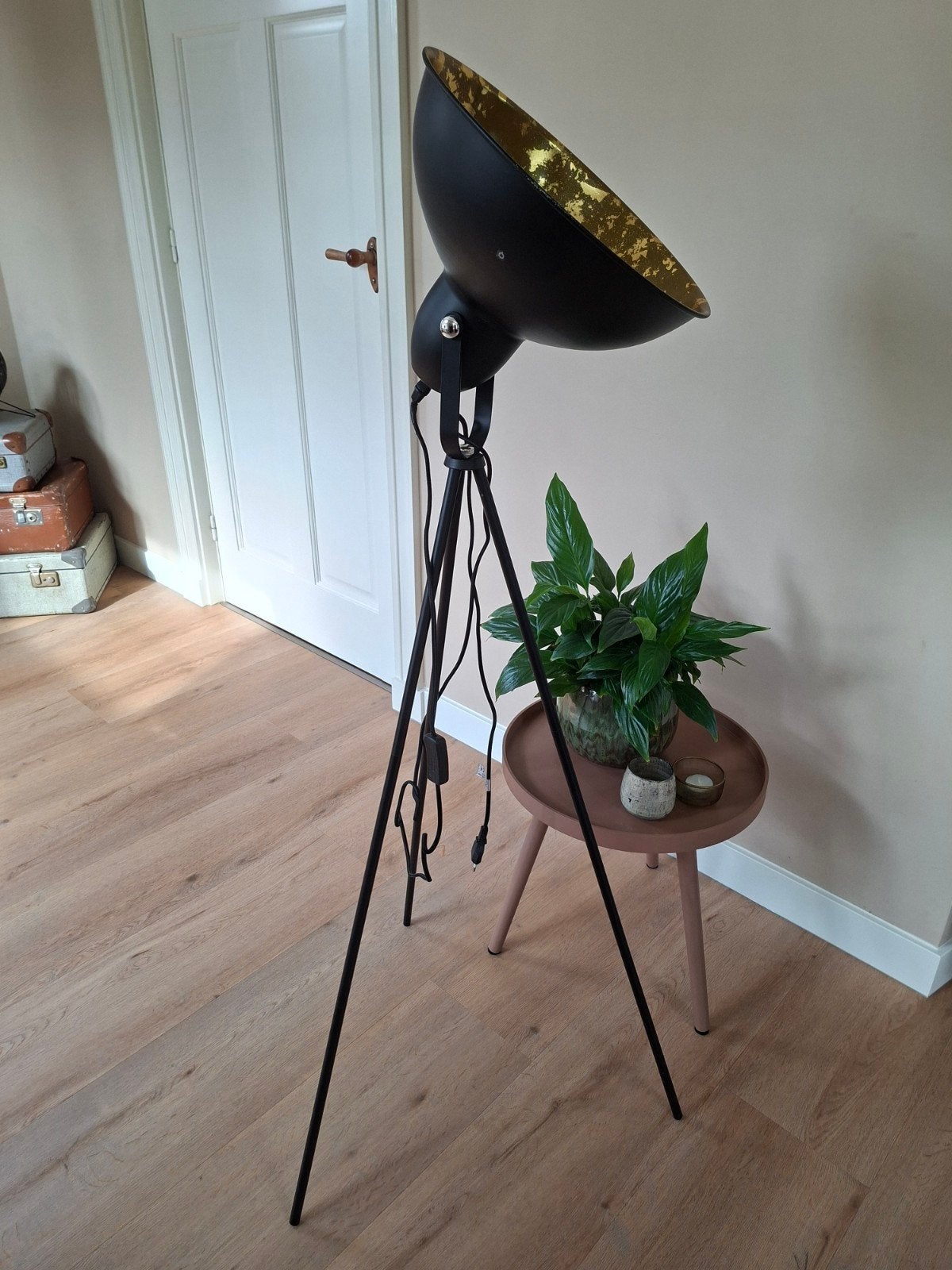 vloerlamp met gouden binnenkant - QAZQA, Ophalen, Zo goed als nieuw, Metaal, 150 tot 200 cm