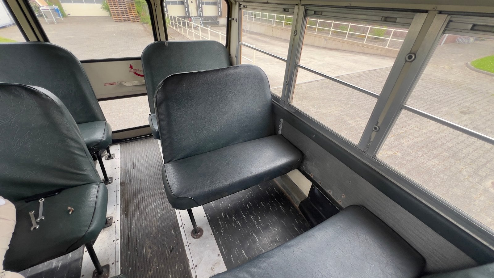 Vintage Leren Bankjes uit Amerikaanse Schoolbus, Ophalen
