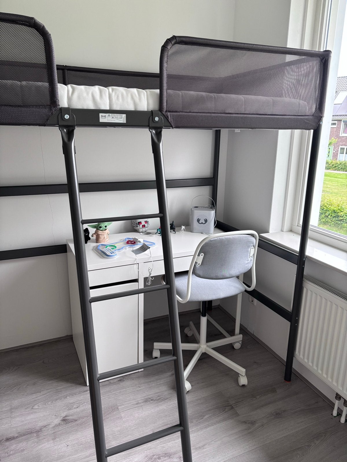 IKEA Tuffing hoogslaper donkergrijs 90x200 met matras, Huis en Inrichting, Slaapkamer | Stapelbedden en Hoogslapers, Ophalen, Eenpersoons