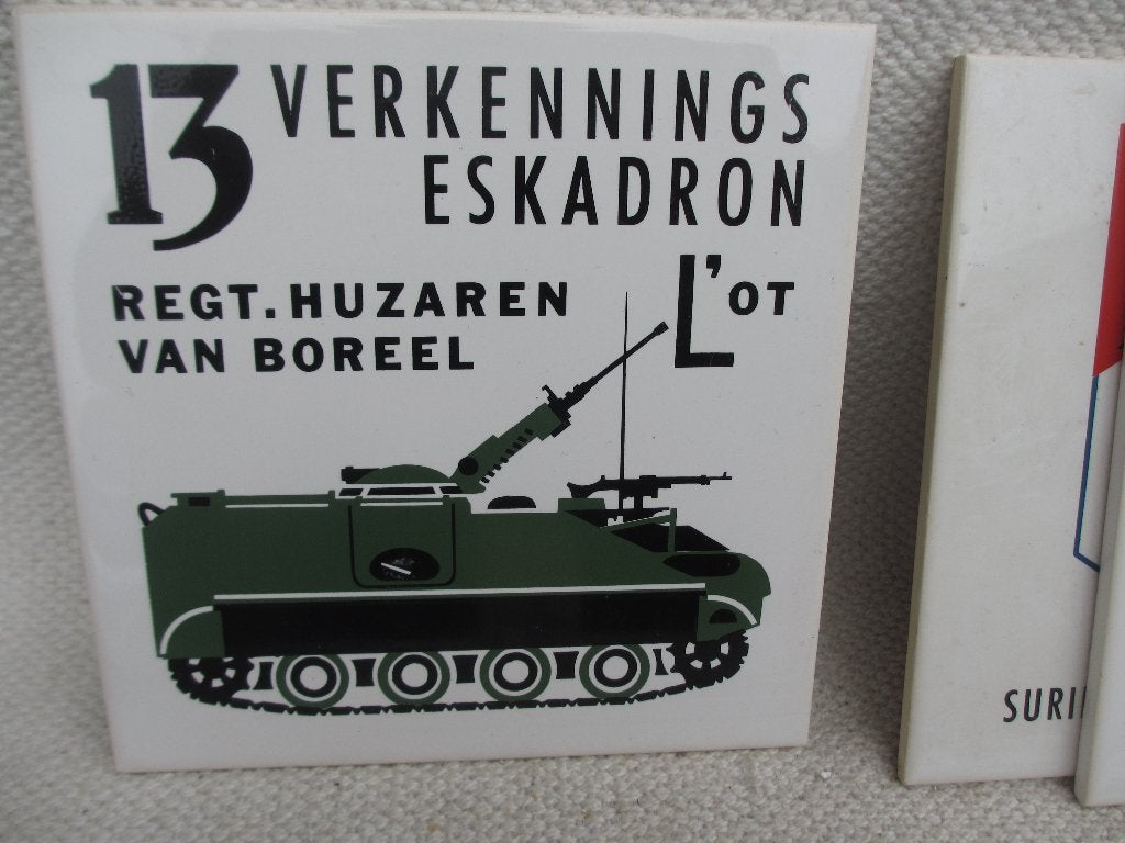 Militaria, TWEE tegels legeronderdelen met emblemen, Ophalen of Verzenden, Landmacht, Nederland, Embleem of Badge