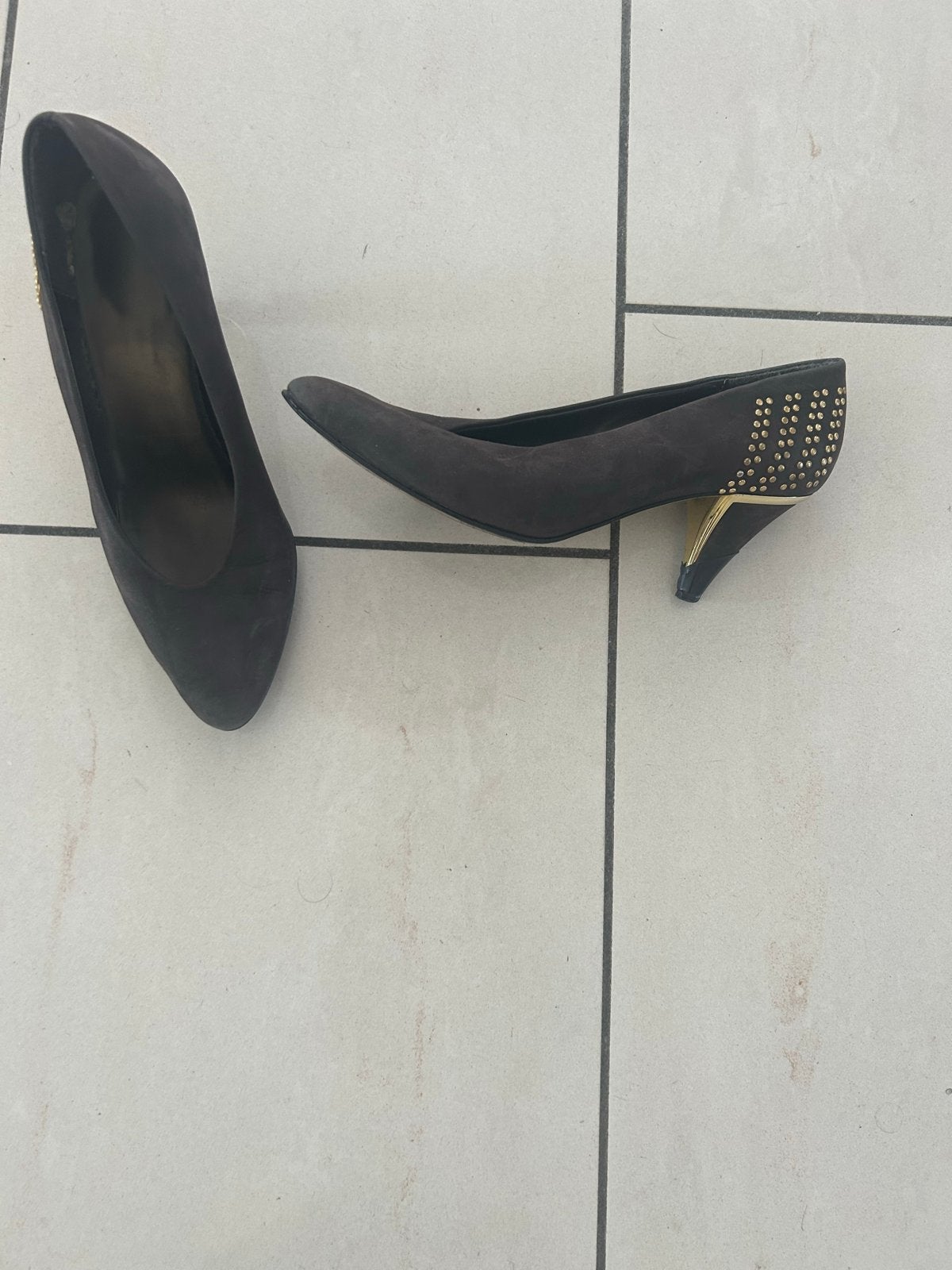 Donkergrijs pumpsmet gouden details maat 37, Ophalen of Verzenden, Gedragen, Bruin, Pumps