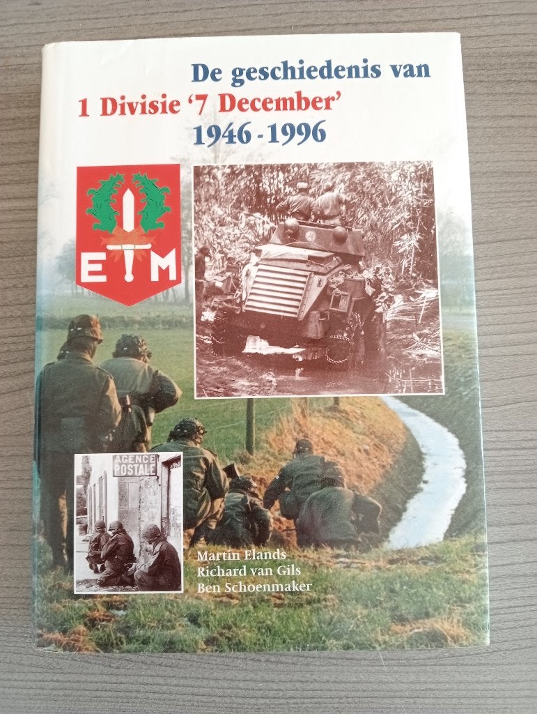 De geschiedenis van 1 Divisie '7 December': 1946-1996, Boeken, Gelezen, Ophalen of Verzenden, Landmacht, 1945 tot heden