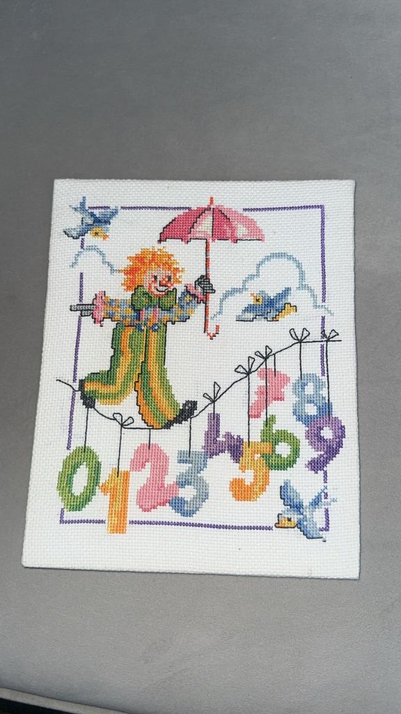 Geborduurd wandkleedje: Clown met cijfers/ballonnen, Antiek en Kunst, Kunst | Litho's en Zeefdrukken, Ophalen of Verzenden