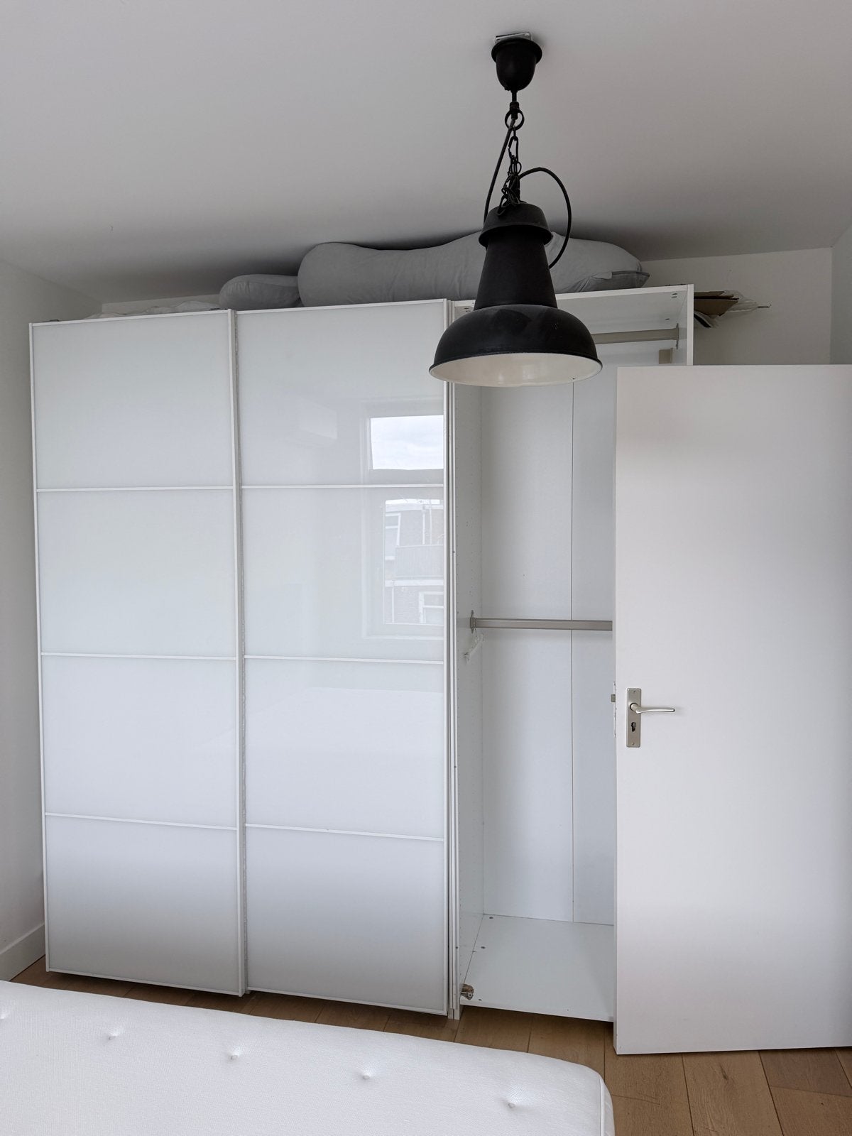 Witte kledingkast met schuifdeuren, Huis en Inrichting, Kasten | Kledingkasten, Ophalen, Overige materialen, Gebruikt, 200 cm of meer