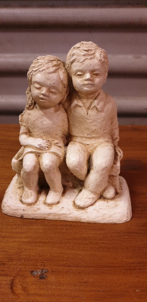 beeld jongen en meisje op bankje, Ophalen of Verzenden