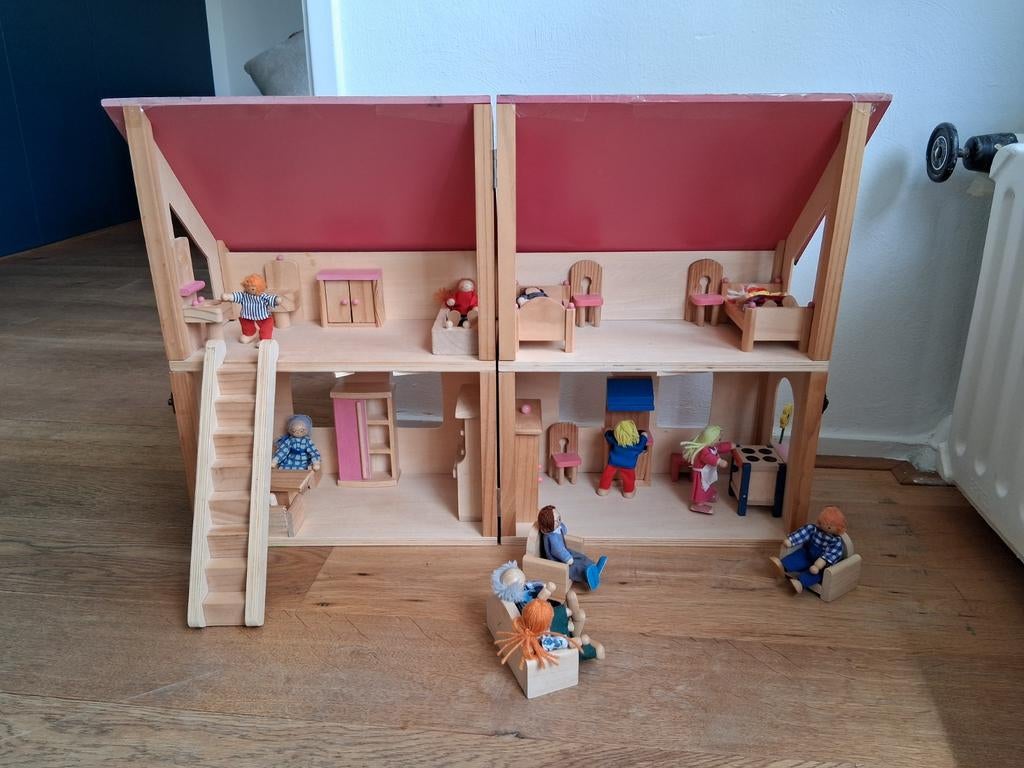 Poppenhuis met Gorki poppen en meubels, Ophalen, Gebruikt, Poppenhuis